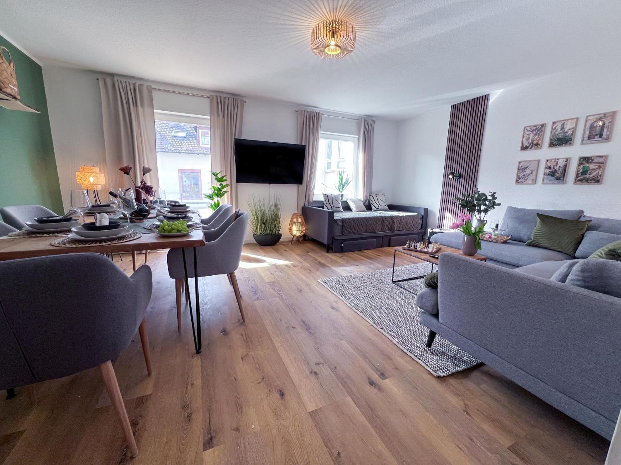 Upper Room Apartment Im Zentrum Mit Kostenfreiem Parkplatz Neustadt an der Weinstraße Exterior foto